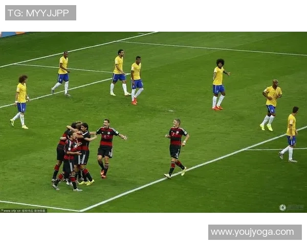 足球明星卡片收藏热潮掀起全新球迷经济浪潮引领市场创新与投资风向